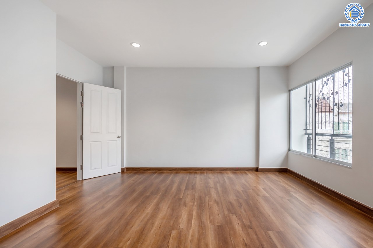 บ้านมือสองตกแต่งใหม่ ม.บ้านกลางเมืองสวิสทาวน์ เกษตร-นวมินทร์ แบรนด์ AP เนื้อที่ 20 ตร.ว. ฟังก์ชัน 3 ห้องนอน 3 ห้องน้ำ 2 ที่จอดรถ ชีวิตแสนสงบ สภาพแวดล้อมเยี่ยม เชื่อมต่อ ถ.พหลโยธิน, ถ.เกษตร-นวมินทร์ ใกล้ ม.เกษตร และรถไฟฟ้าสายสีเขียว "สถานีมหาวิทยาลัยเกษตรศาสตร์"...